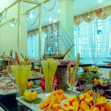 Planeta Hotel & Aquapark Free Beach Access Sunny Beach Buitenkant foto A buffet at a hotel