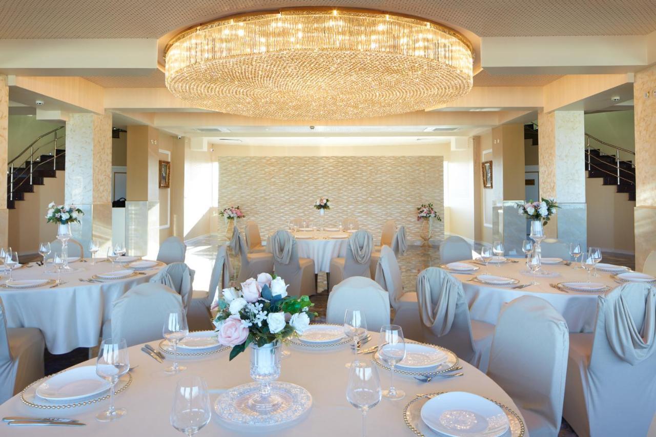 Planeta Hotel & Aquapark Free Beach Access Sunny Beach Buitenkant foto The ballroom at the Royal Automobile Club