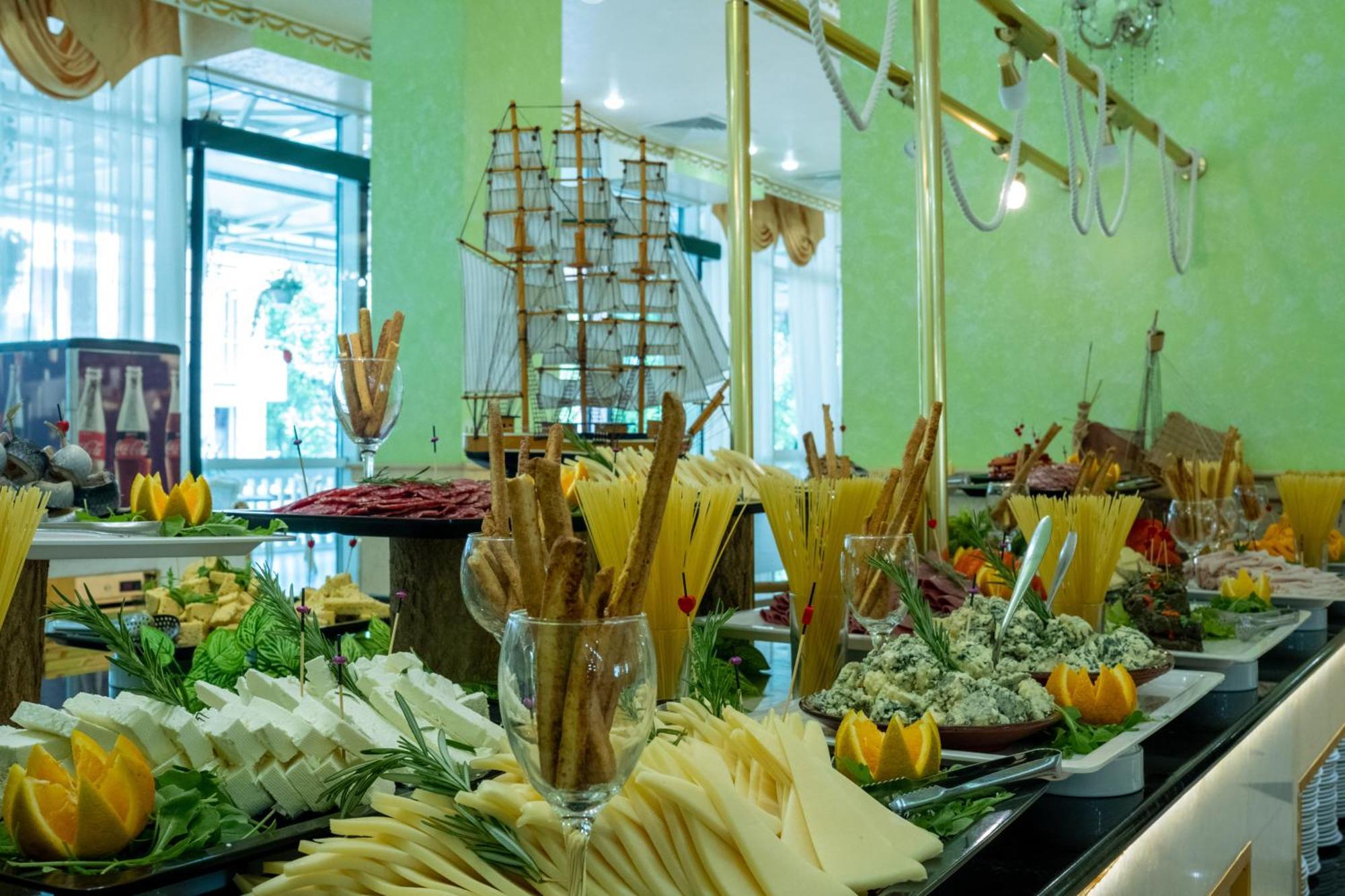 Planeta Hotel & Aquapark Free Beach Access Sunny Beach Buitenkant foto A cheese display at a buffet