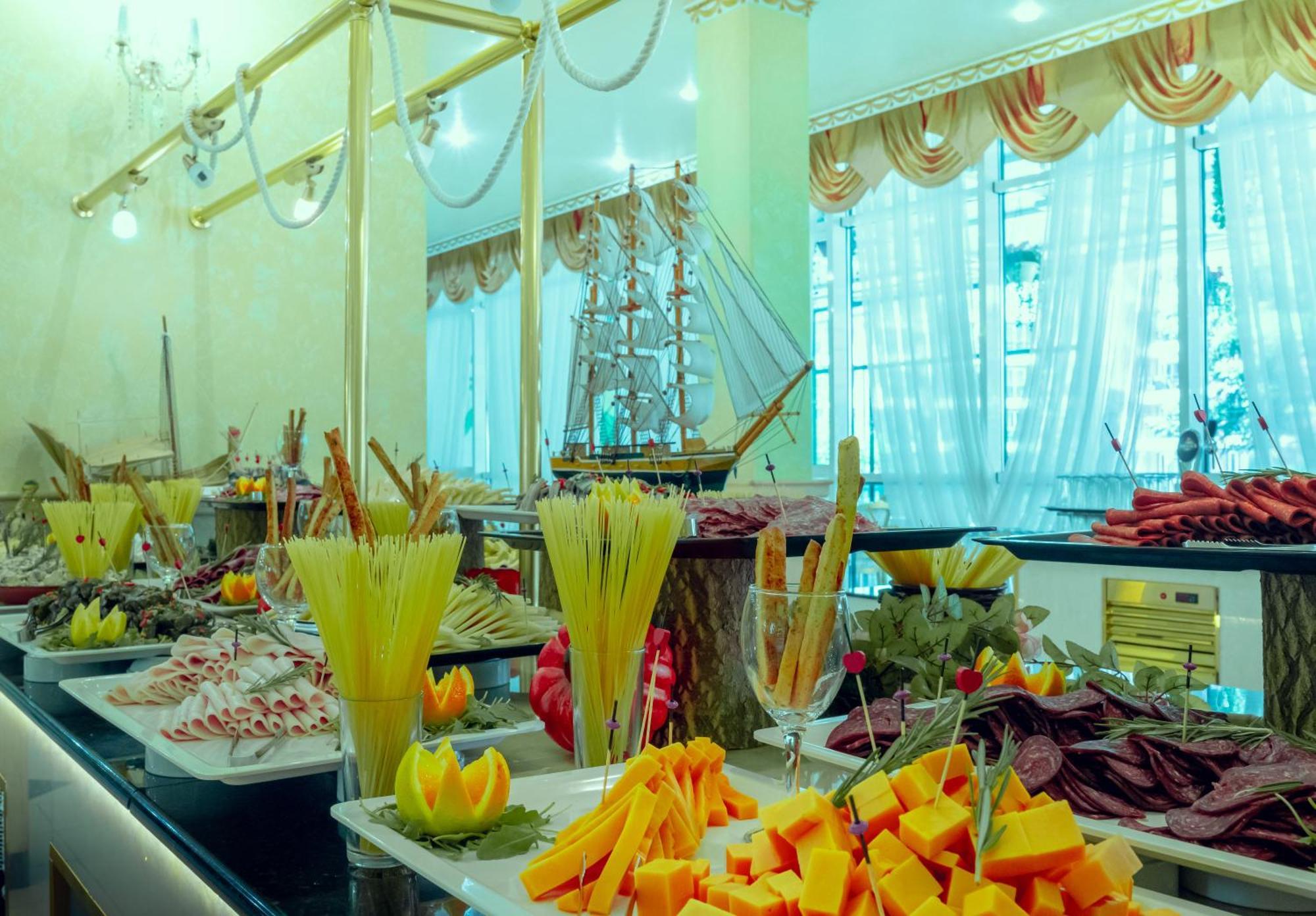Planeta Hotel & Aquapark Free Beach Access Sunny Beach Buitenkant foto A buffet at a hotel