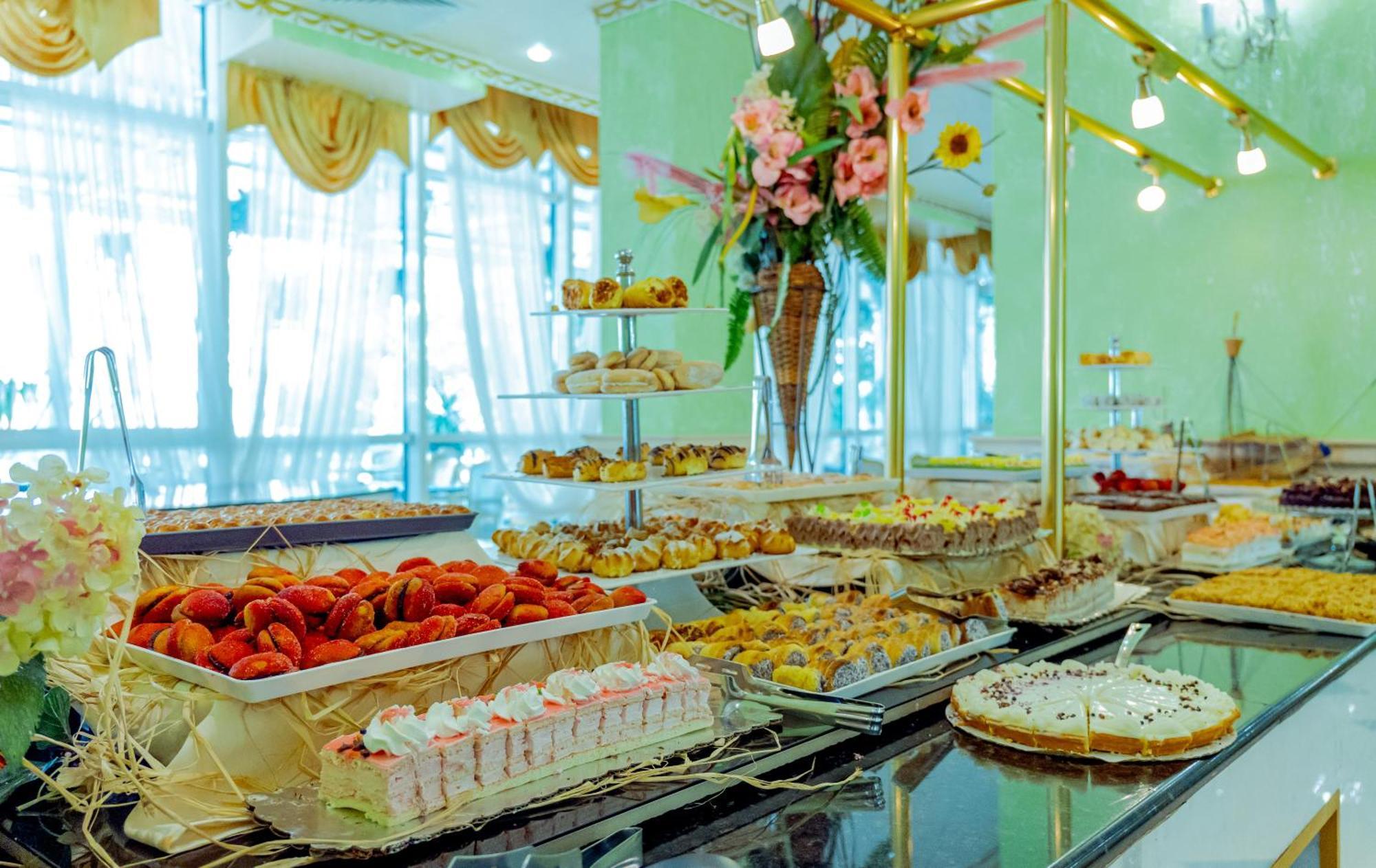 Planeta Hotel & Aquapark Free Beach Access Sunny Beach Buitenkant foto A dessert buffet