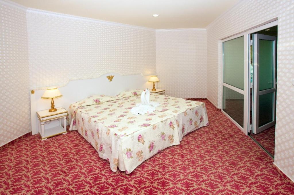 Planeta Hotel & Aquapark Free Beach Access Sunny Beach Buitenkant foto A room at the hotel