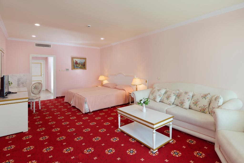 Planeta Hotel & Aquapark Free Beach Access Sunny Beach Buitenkant foto A room at the hotel