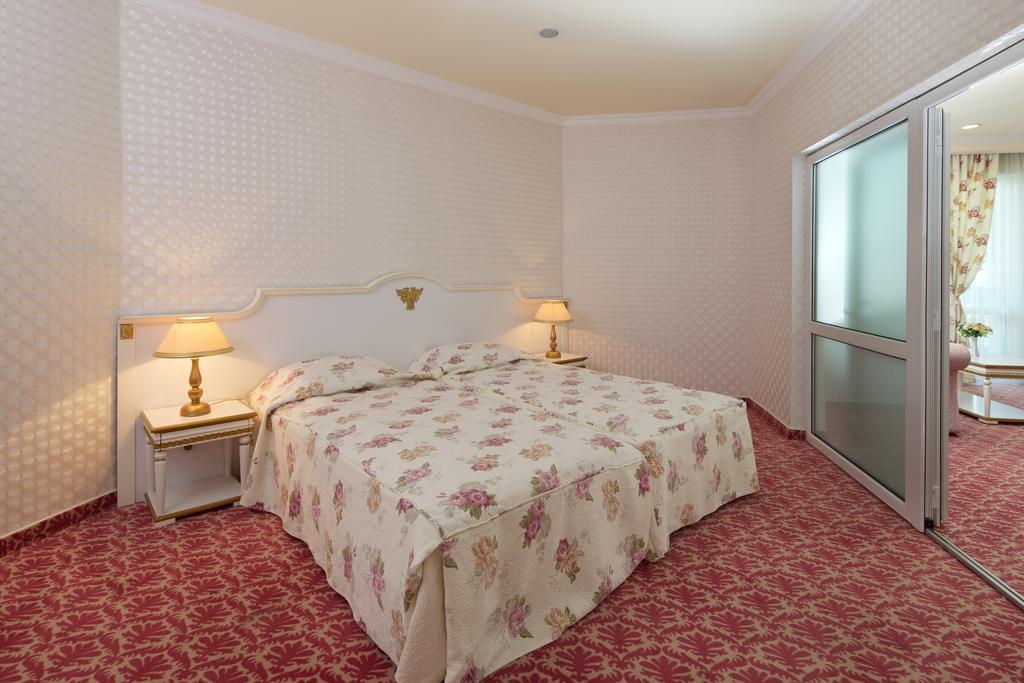 Planeta Hotel & Aquapark Free Beach Access Sunny Beach Buitenkant foto A bedroom at the hotel