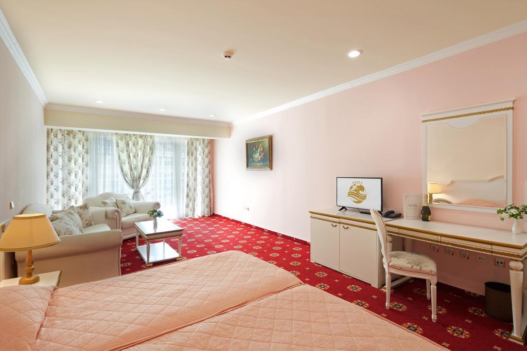 Planeta Hotel & Aquapark Free Beach Access Sunny Beach Buitenkant foto A room at the hotel