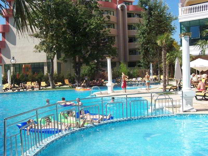 Planeta Hotel & Aquapark Free Beach Access Sunny Beach Buitenkant foto A pool at a hotel in Turkey