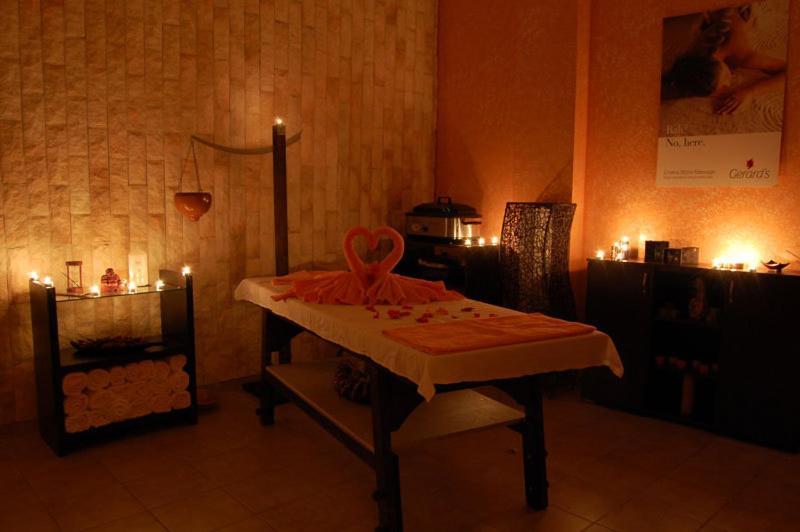 Planeta Hotel & Aquapark Free Beach Access Sunny Beach Buitenkant foto A massage table