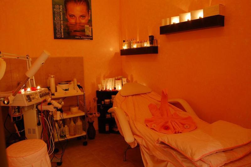 Planeta Hotel & Aquapark Free Beach Access Sunny Beach Buitenkant foto A typical spa treatment room