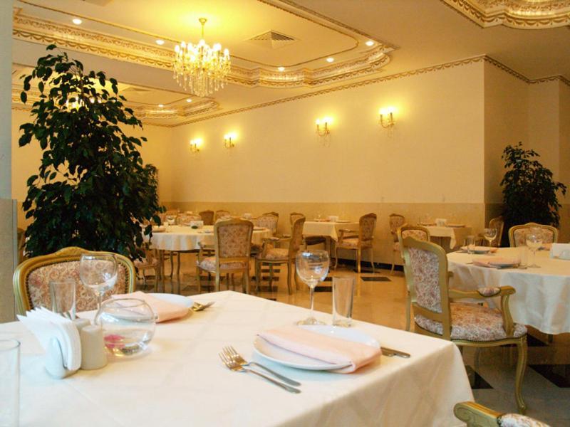 Planeta Hotel & Aquapark Free Beach Access Sunny Beach Buitenkant foto Restaurant interior